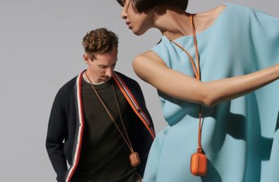 Apple AirTag Hermès bicolor bag charm