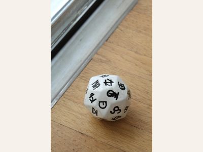 置物 HERMES DICE 墜ちるイカロス―失われた展覧会」ライアン・ガンダー展 | エルメス