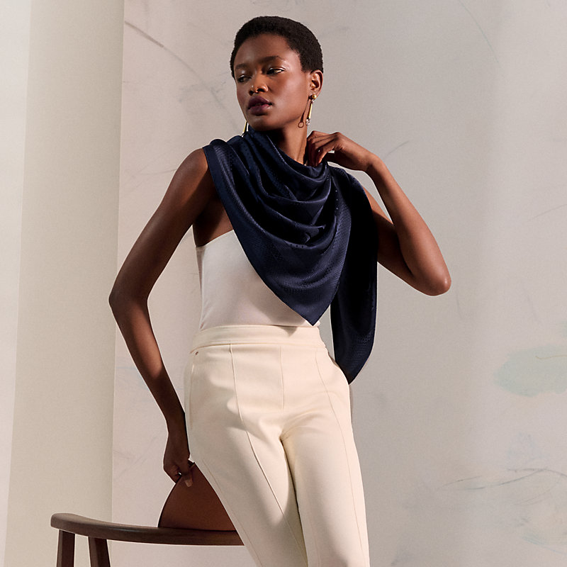 HERMES（ストール/パシュミナ ・ ブラック/黒色系）のフリマアイテム一覧 【新品未使用】現行 エルメス H柄 モノトーン ブルー ジャガード タグ付 箱有