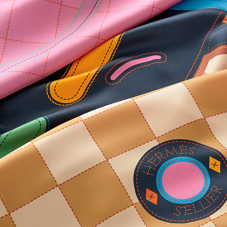 カレ 90 ダブルフェイス 《鞍下ゼッケン》 | Hermès - エルメス-公式サイト