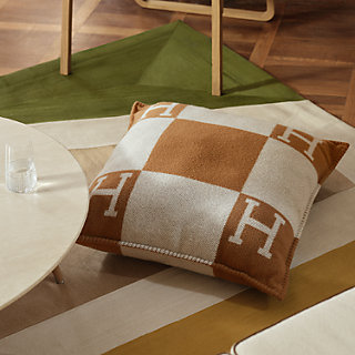 クッション 《アヴァロン》 GM | Hermès - エルメス-公式サイト