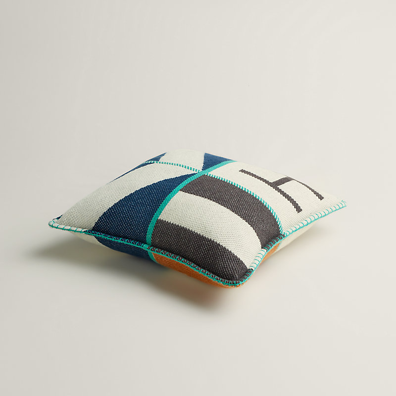 クッション 《アヴァロン・Hクラブ》 | Hermès - エルメス-公式サイト 