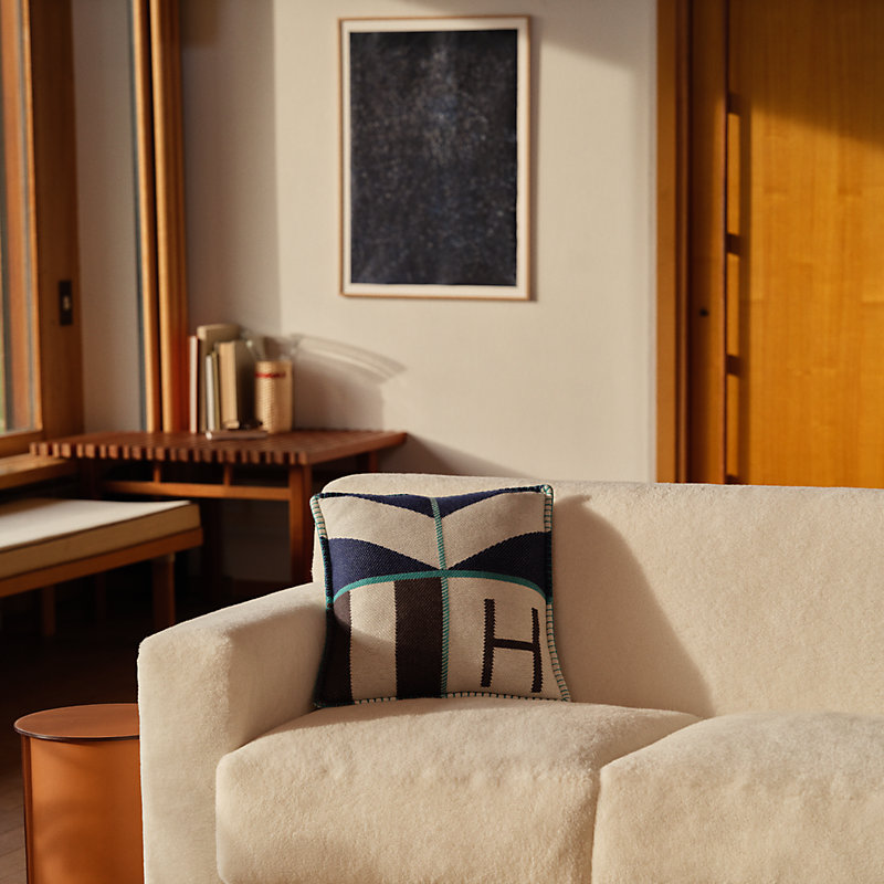 クッション 《アヴァロン・Hクラブ》 | Hermès - エルメス-公式サイト 