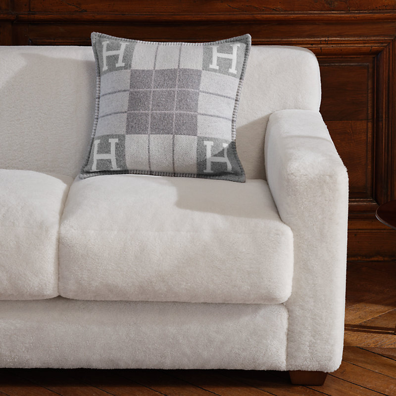 クッション 《アヴァロンIII》 PM | Hermès - エルメス-公式サイト 