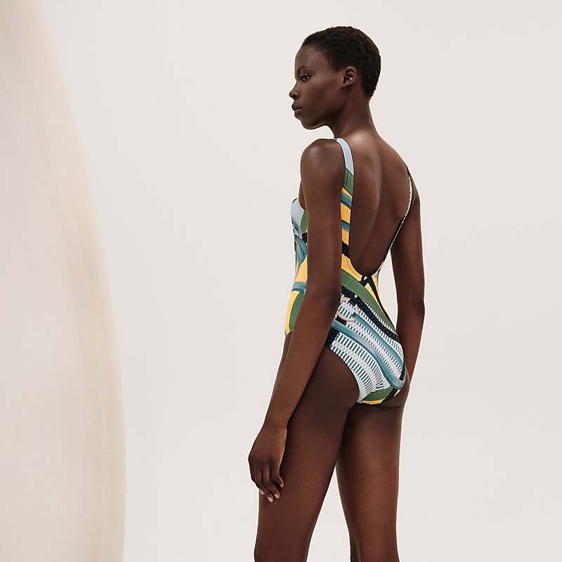 スイムウェア　新品 新品 タグ付 yori ペプラムフレアスイムウェアセット 水着 2025SP