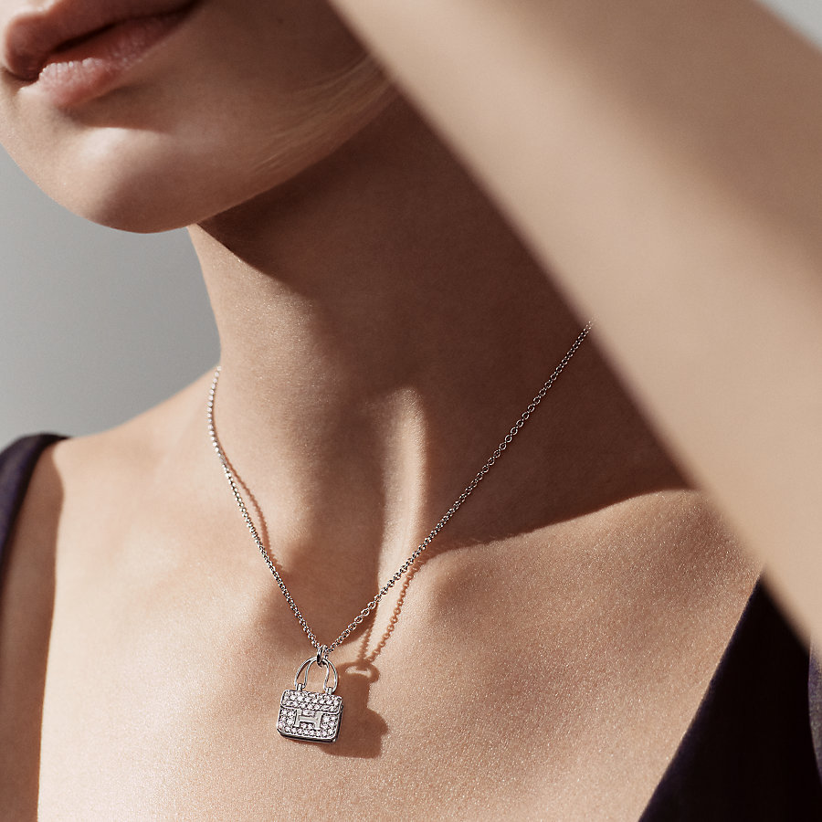 ペンダント 《アミュレット》 コンスタンス | Hermès - エルメス-公式  