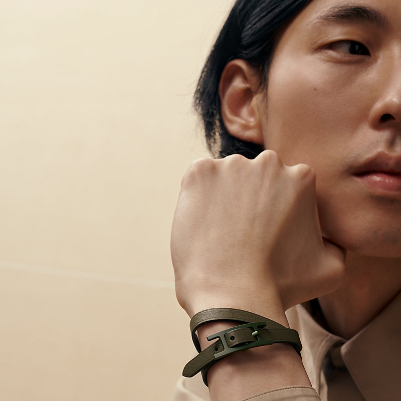 エルメス(Hermes) アピ レザー ブレスレット ブラック，シルバー II　箱付/e8C0 レザーブレスレット 《ビーアピ》 ドゥブルトゥール ソー・カーキ