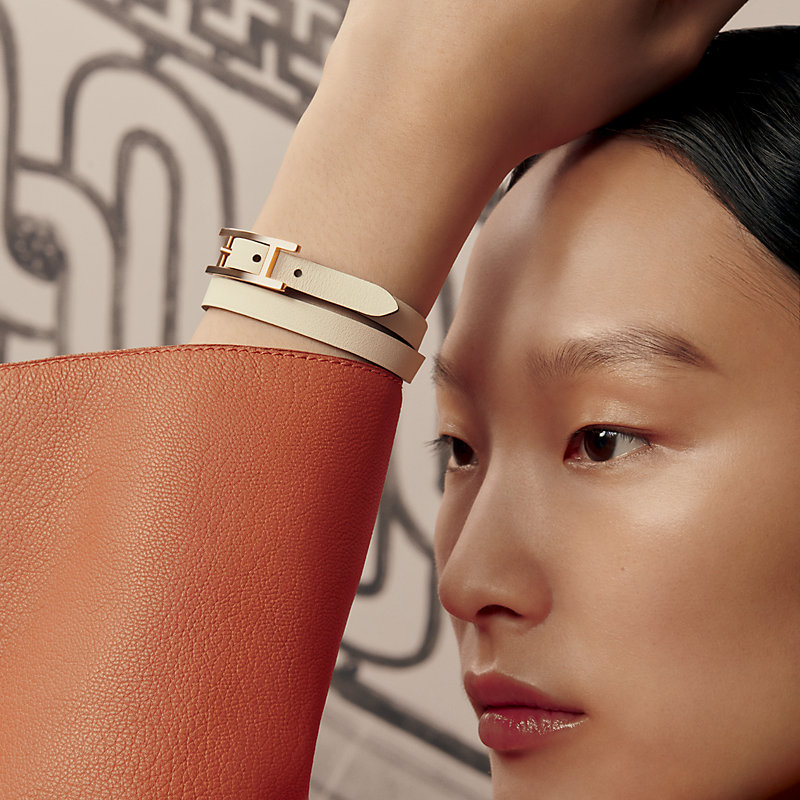 エルメス(Hermes) アピ レザー ブレスレット ブラック，シルバー II　箱付/e8C0 レザーブレスレット 《ビーアピ》 ドゥブルトゥール ソー・カーキ