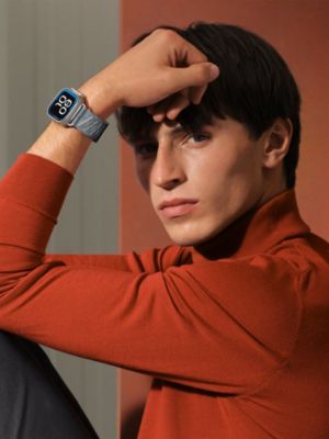 Apple Watch Ultra Hermès 49&nbsp;mm En Mer Single Tour錶帶, 檢視: 佩戴, worn, 檢視共2張圖片的第4張