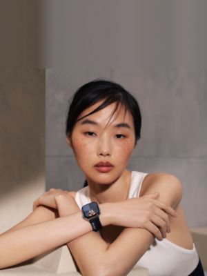 Series&nbsp;12 case & Band Apple Watch Hermès Single Tour 42&nbsp;mm Faubourg Party, View: Worn, worn, view 2 of 3