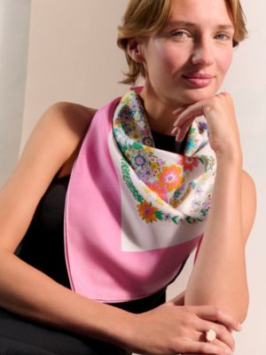 Brides de Gala en Fleurs 스카프 90, 보기: 이미지: 제품 착용 이미지, worn, 2개 중 3번째 보기