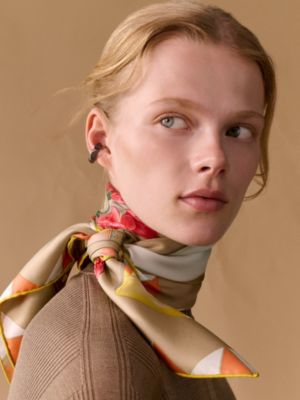 L'Heure des Gants scarf 90, View: Worn, worn, view 2 of 3