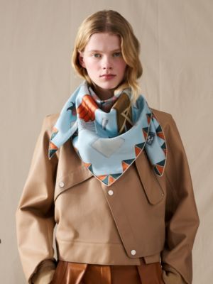 L'Heure des Gants scarf 90, View: Worn, worn, view 2 of 3
