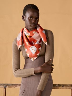 L'Heure des Gants scarf 90, View: Worn, worn, view 2 of 3