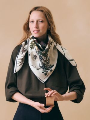 La Nature en Voyage scarf 90, View: Worn, worn, view 2 of 3