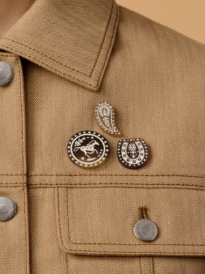 Cheval de Coeur pin set, View: Worn, worn, view 2 of 3