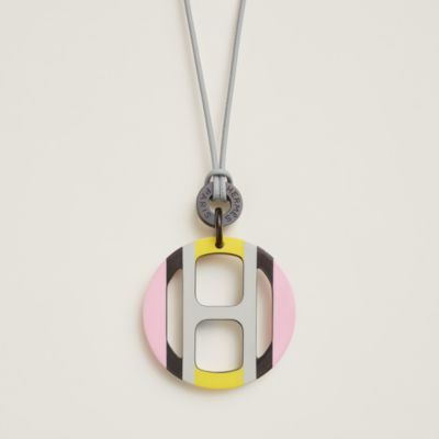 ペンダント 《Hエキップ》 | Hermès - エルメス-公式サイト ペンダント 《Hエキップ》 | Hermès - エルメス-公式サイト