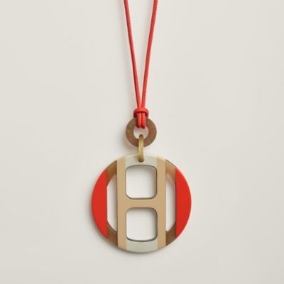 ペンダント 《Hエキップ》 | Hermès - エルメス-公式サイト ペンダント 《Hエキップ》 | Hermès - エルメス-公式サイト