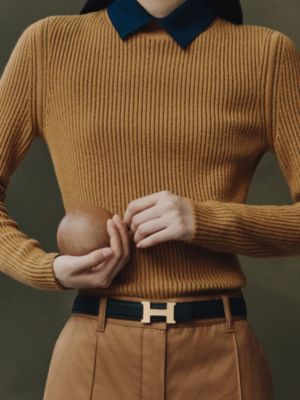 Mini Constance belt buckle & Reversible leather strap 24&nbsp;mm, View: Worn, worn, view 3 of 3
