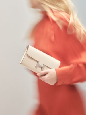 Constance To Go 지갑, 보기: 이미지: 제품 착용 이미지, worn, 2개 중 4번째 보기