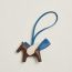 Rodeo Pegase PM charm, chocolat/bleu de France/craie