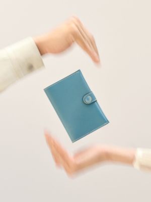 R.M.S護照夾, 檢視: 佩戴, worn, 檢視共3張圖片的第3張