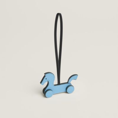 Cheval a Roulettes charm