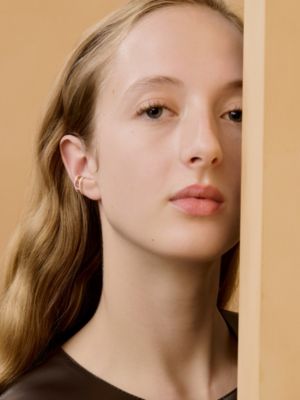 Pop H 이어 커프, 보기: 이미지: 제품 착용 이미지, worn, 2개 중 2번째 보기