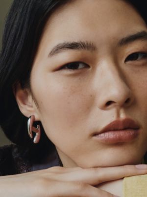 ピアス 《シェーヌ・ドゥ・H》, イメージ: 着用例, worn, ビュー2の2