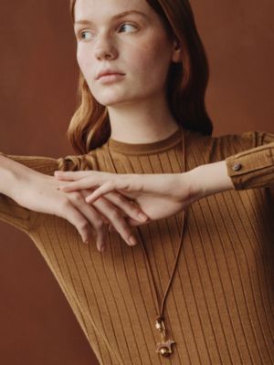 チャーム 《プラネット・シュヴァル/キュリオジテ》, イメージ: 着用例, worn, ビュー3の5