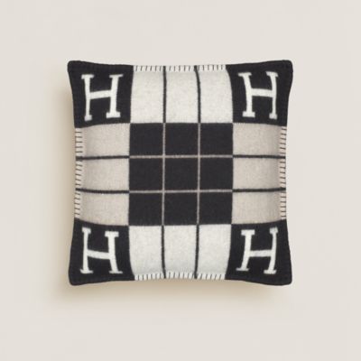 クッション 《アヴァロンIII》 PM | Hermès - エルメス-公式サイト