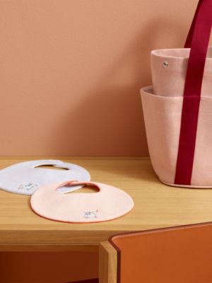Cabriole round bib, View: front, front, view 2 of 3