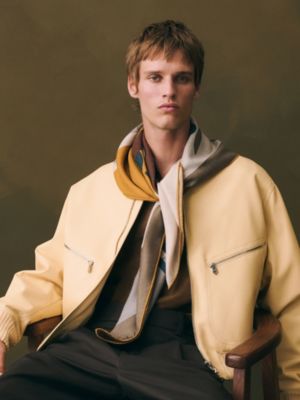 Horse Splas'H 100方巾, 檢視: 佩戴, worn, 檢視共2張圖片的第3張