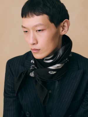 Bouclerie d'Attelage 100方巾, 檢視: 佩戴, worn, 檢視共3張圖片的第4張