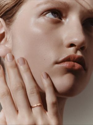 ウェディングリング 《エヴァー・ケリー》, イメージ: 着用例, worn, ビュー2の2