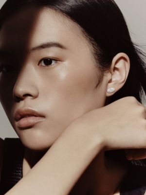 Chaine d'ancre Contour 스터드 이어링, 보기: 이미지: 제품 착용 이미지, worn, 2개 중 2번째 보기