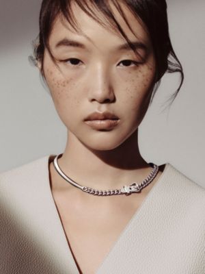 Boucle Sellier Inflexible necklace, small model, View: Worn, worn, view 2 of 3