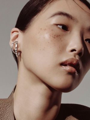 Hermès Clou d'H垂墜耳環, 檢視: 佩戴, worn, 檢視共2張圖片的第2張