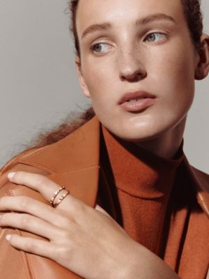 Hermès Clou d'H 링, 라지 모델, 보기: 이미지: 제품 착용 이미지, worn, 2개 중 3번째 보기