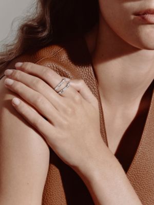 Hermès Clou d'H 링, 라지 모델, 보기: 이미지: 제품 착용 이미지, worn, 2개 중 3번째 보기