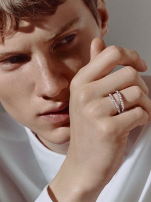 Hermès Clou d'H 링, 라지 모델, 보기: 이미지: 제품 착용 이미지, worn, 3개 중 3번째 보기