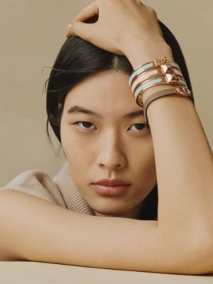 Mini Clic Kelly bracelet, View: Worn, worn, view 3 of 4