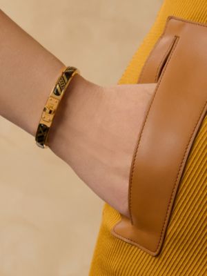 Mini Clic Kelly Tartan & Chaines 브레이슬릿, 보기: 이미지: 제품 착용 이미지, worn, 3개 중 4번째 보기