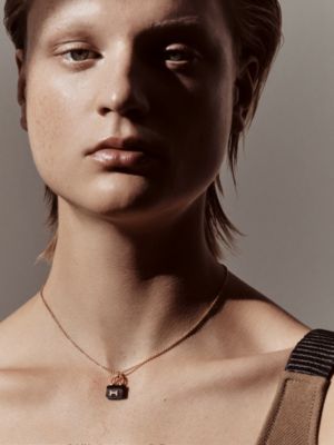 Pingente Amulettes Constance, Exibir: Sendo usado, worn, visualizar 2 de 4