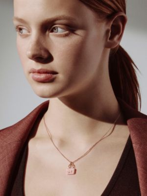Amulettes Constance 펜던트, 보기: 이미지: 제품 착용 이미지, worn, 2개 중 3번째 보기