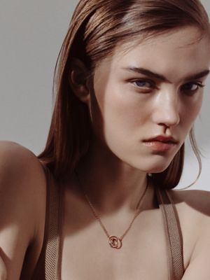 Vertige 펜던트, 스몰 모델, 보기: 이미지: 제품 착용 이미지, worn, 2개 중 3번째 보기