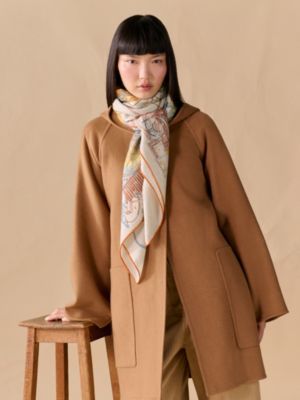 Châle 140 Le Monde d'Hermès, Vue: Vue portée, worn, vue 2 sur 5