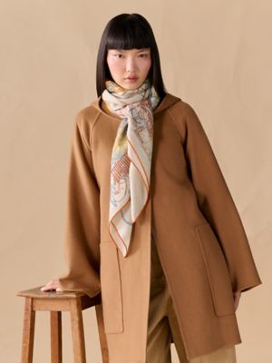 Châle 140 Le Monde d'Hermès, Vue: Vue portée, worn, vue 4 sur 5