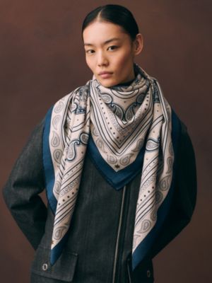 Grand Apparat Bandana shawl 140, View: Worn, worn, view 2 of 3