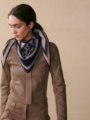 Blason triangle Scarf, View: Worn, worn, view 2 of 3